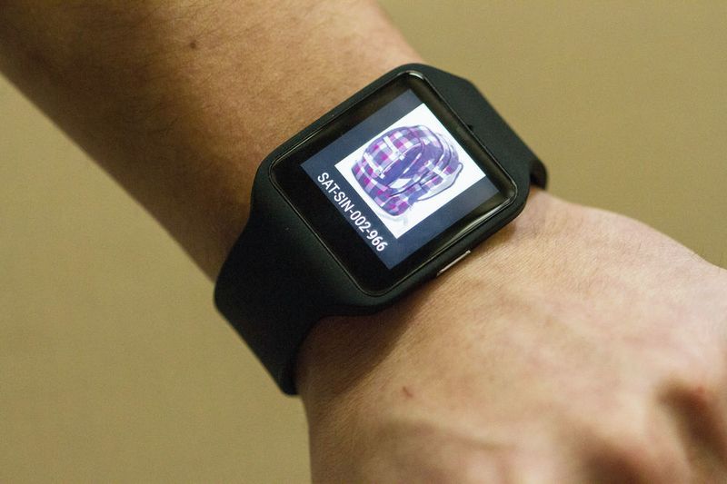 Die Smart Watch sorgt für maximale Prozesssicherheit während der Kommissionierung. (Topsystem)