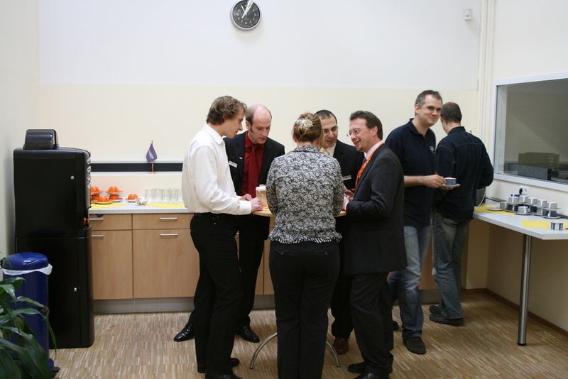 Die Küche gehört nicht nur auf Partys zum allseits beliebten Treffpunkt, sondern auch bei Einweihungen. (Archiv: Vogel Business Media)