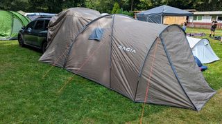 Mit der rund 2.400 Euro teuren Kombination aus integrierter Schlafliege, Anbauzelt und Verdunkelung wird der Dacia Jogger zum Mini-Wohnmobil für die kleine Alltagsflucht. (Bild: Rosenow – VCG)