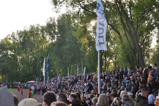 Trotz Niederlage „ihrer“ Eintracht kamen die Zuschauer auf ihre Kosten. (Foto: Richter)