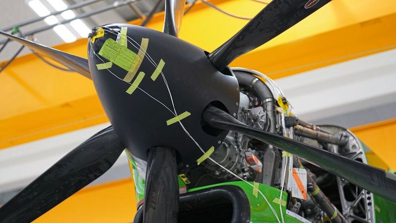 Die Beschleunigungssensoren, hier an der Propellerspitze des Triebwerks, erfassen die Eigenfrequenzen, Schwingungsformen und Dämpfungen sämtlicher Bauteile. (Bild: DLR, CC BY-NC-ND 3.0)