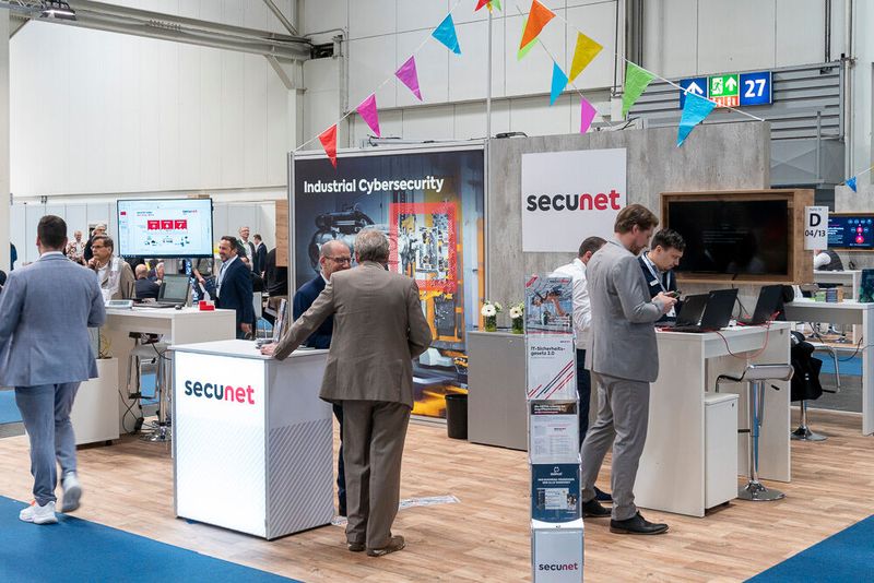 Mit Secunet Edge bietet das auf Security spezialisierte Unternehmen ein System, das IIoT-Gateway, Edge-Computing-Plattform und Firewall mit Netzwerküberwachung in einem Gehäuse kombiniert. Die Netzwerkanalyse greift außerdem auf KI-basierte Anomalie- und Bedrohungserkennung zurück, die auch Legacy-Maschinen sichern soll. (Bild: Vogel Communications Group)