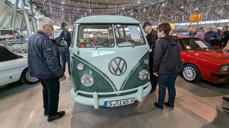 „Was sagst du, Schatz: 99.000 Euro und dann der Lack partiell mit dem Pinsel ausgebessert?“ „Du hast Recht, das macht auch ein Wertgutachten über 125.000 Euro nicht wett!“   (Bild: Dominsky – VCG)