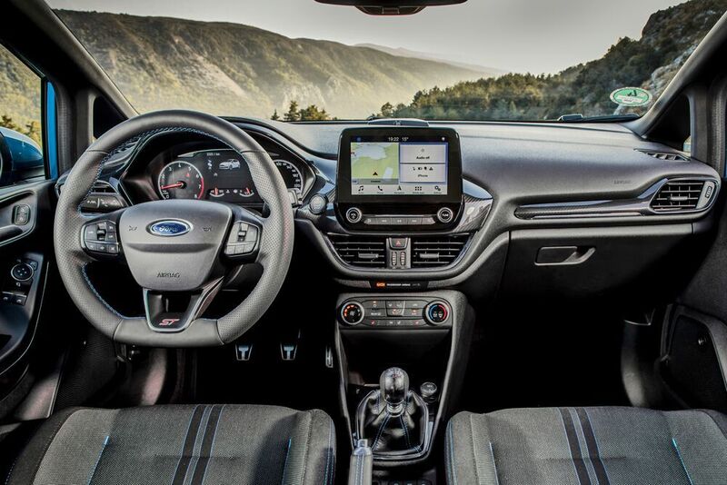 Die aufgeräumte Kommandozentrale des Fiesta ST mit dem optionalen Acht-Zoll-Touchscreen. (Ford)