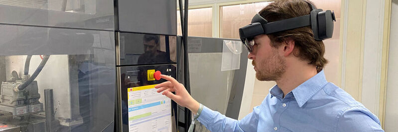 Philipp Hesse, wissenschaftlicher Mitarbeiter der Fachgruppe „Produktentstehung“ am Heinz Nixdorf Institut, beim Test einer AR-Brille.