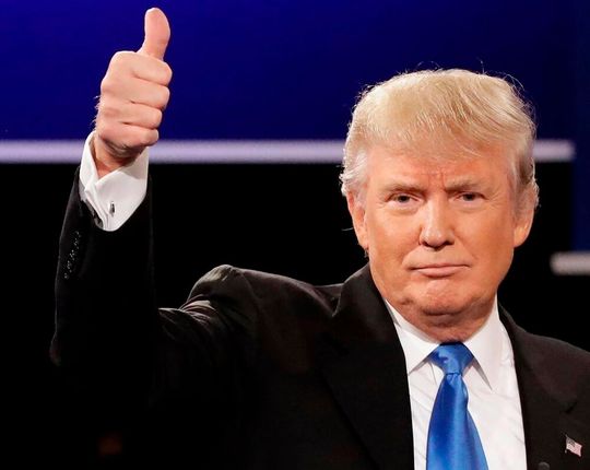 Noch heißt es für Donald Trump „Daumen hoch“, was die US-Zölle auf Stahl und Aluminium betrifft, die kürzlich in Kraft getreten sind. Kieler Forscher wollen nun aber per Simulation festgestellt haben, dass die EU sich eher zurücklehnen kann – im Gegensatz zu anderen ...(Bild:  AP)