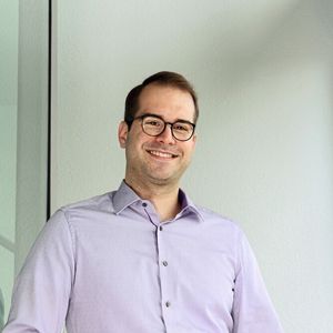 „Die Entwicklung von Predictive-Maintenance-Applikationen ist folglich kein in sich geschlossener Prozess, sondern ein Zusammenspiel mehrerer komplexer Disziplinen, und setzt Erfahrung in all diesen Bereichen voraus“, sagt Stefan Förstel, Head of Center of Excellence Data Science & Analytics, infoteam Software AG.