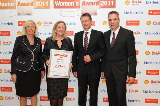 Die Drittplatzierte des Women’s Awards Ulrike Kehm (Autohaus Kehm, 2.v.li), freute sich gemeinsam mit Marion Johl (li) von der Santander Consumer Bank, Eckhard Kögle von Volkswagen und Wolfgang Michel von »kfz-betrieb«. (Archiv: Vogel Business Media)