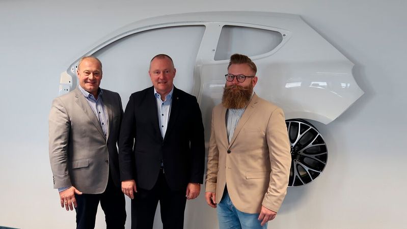 Während der Mitgliederversammlung der IFL beschlossen deren Vorstände, die Ausarbeitung des Nachhaltigkeitsstandards federführend zu übernehmen. V. l.: ZDK-Vizepräsident und Bundesinnungsmeister Detlef Peter Grün, ZKF-Präsident Peter Börner und BFL-Präsident Steven Didssun.(Bild:  Diehl – VCG)