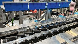 Der Einsatz von KI und 3D-Druck an Montagelinien ermöglicht effiziente Arbeitsprozesse. (Bild: Thyssenkrupp)