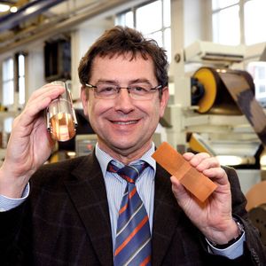 Hightech für den Urknall. Joachim-Franz Schmidt, Fertigungsleiter Walzwerk bei Heraeus in Hanau, zeigt das Sägezahn-Spezialprofil, welches für das Kernforschungszentrum CERN unter höchsten Anforderungen und in einer Menge von 70 t produziert wurde.