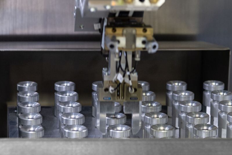 Die Modulbox-Automatisierung kann in die Brother Modelle S500 und S700 integriert werden. Damit die Modulbox keinen zusätzlichen Platz benötigt, ist sie im bestehenden Maschinenraum integriert. Die Modulbox besteht aus einem Werkstückspeicher, der mit auswechselbaren Paletten schnell Be-und Entladen werden kann. Diese Paletten werden jeweils auf die Werkstücke angepasst und können selbst hergestellt werden. Ebenfalls wurde darauf geachtet, dass man diese Paletten auch mit einem Handlingsystem erweitern kann. (Bild: Tolus)