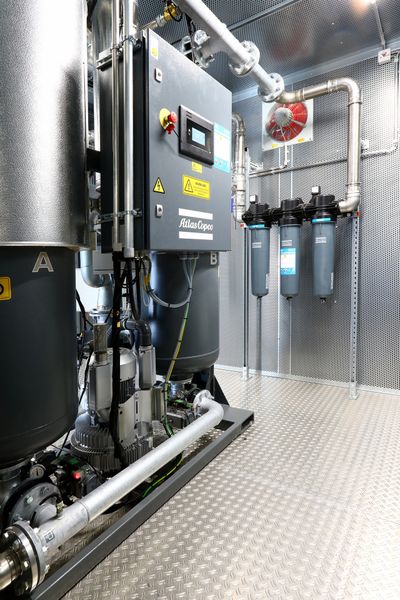 Im Vordergrund ein BD+-Adsorptionstrockner, rechts im Hintergrund die dreiteilige Nachfilterkaskade.  (Bild: Atlas Copco)
