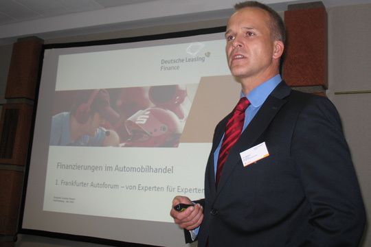 Jan Welsch, Geschäftsführer Deutsche Leasing Finance GmbH, erläutert das Thema Autofinanzierung aus Sparkassensicht. (Archiv: Vogel Business Media)