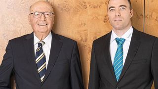 Generationenübergreifende Geschäftsführung bei Mayr Antriebstechnik: Günther Klingler, Fritz Mayr und Ferdinand Mayr (von links).  (Mayr)
