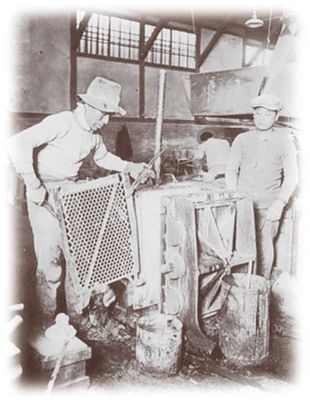 Plattenproduktion in der Batteriefabrik damals (GS YUASA)