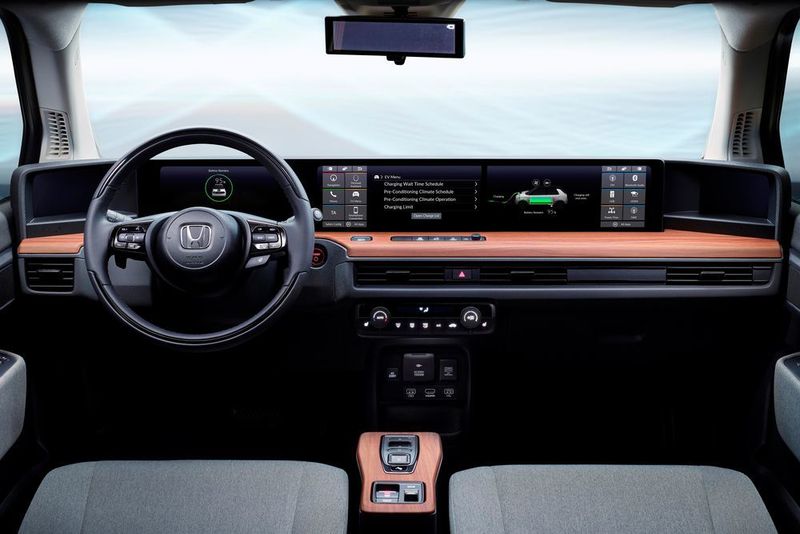 Viel Digitales im Innenraum: Die Außenspiegel ersetzen Displays, der Rückspiegel ist ein Hybrid aus Spiegel und Display und das Armaturenbrett ist von breiten Bildschirmen überzogen.  (Honda)