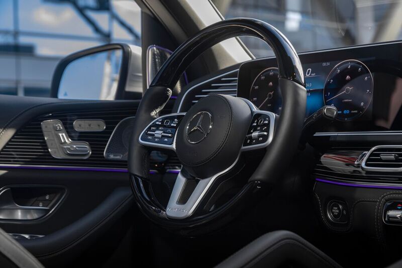 Lenkrad und Instrumententafel haben die bekannte Optik der aktuellen Mercedes-Modelle. (Bild: Mercedes-Benz)