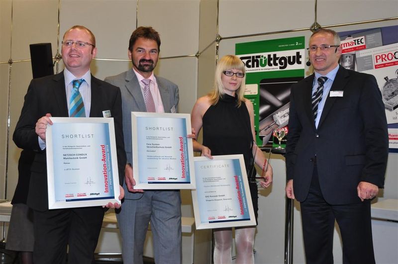 Publisher Gerd Kielburger (ganz rechts) freut sich mit den Vertretern der nominierten Unternehmen in der Kategorie Apparatebau und Verfahrenskomponenten (v.l.n.r.): Dimitrios Makrakis, Geschäftsführer von Netzsch Feinmahltechnik, Harald Kamke, Sales Manager bei Cera System Verschleißschutz, und Magdalena Stöffler, Marketingassistentin bei Gig Karasek. (Archiv: Vogel Business Media)