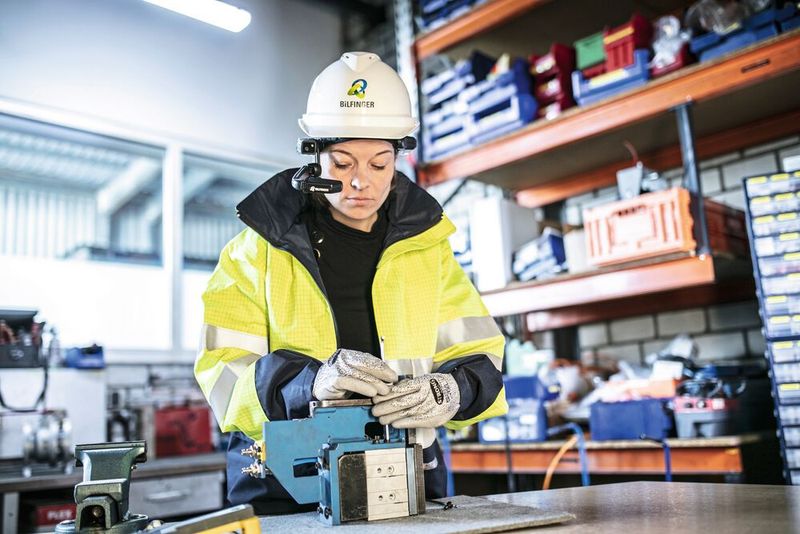 Mit Datenbrille und Helmkamera: Industriedienstleiter Bilfinger machte im Corona-Jahr Instandhaltern vor Ort Expertenwissen digital zugänglich. (Bild: Bilfinger)
