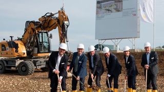 Auch der Sartorius-Vorstandsvorsitzende Dr. Joachim Kreuzburg  (2.v.r.) packte beim Spatenstich für das neue Cell Culture Technology Center von Sartorius Stedim Cellca mit an. (Sartorius)