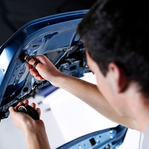 Der Paexo Thumb ist das kleinste Exoskelett der Welt und ist für den Daumen gedacht. Es entlastet den Daumen um bis zu 70 %, indem es die Kräfte in die gesamte Hand ableitet. 