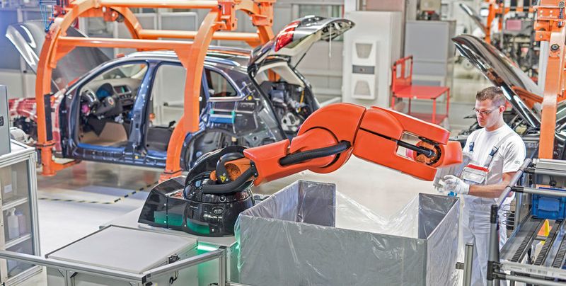 Bei Audi wird ein Roboter mit einem Griff-in-die-Kiste-System zum Anreichen von Teilen eingesetzt. (Bild: Audi)