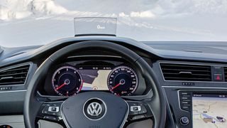 Eine elektrisch leitfähige Silberschicht in der Frontscheibe erleichert bei gefrorenen Scheiben das Abtauen. Im Sommer wirkt die Schicht als passives Hitzeschild. (Volkswagen)