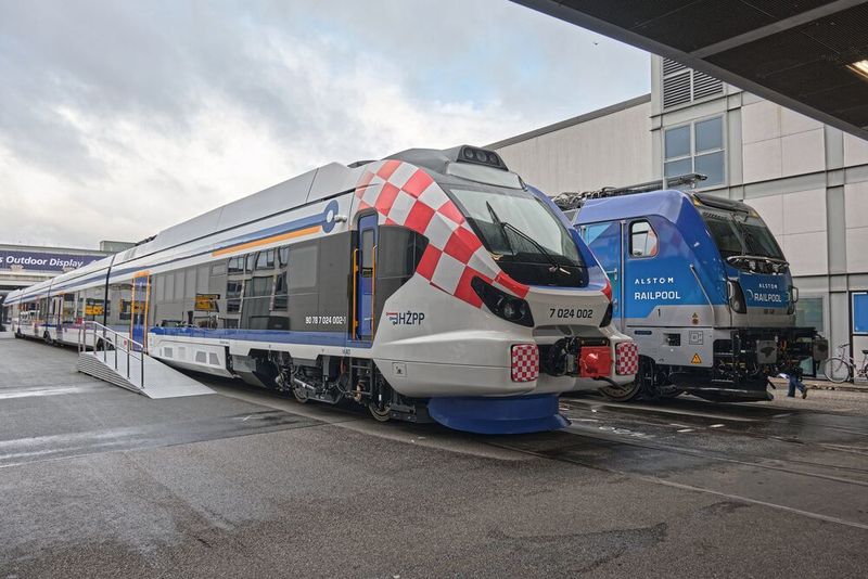 Das Spektrum reicht von Nahverkehrszügen wie dem EDMU für die kroatische Eisenbahngesellschaft bis zu Lokomotiven, hier ein TRAXX von Alstom für RAILPOOL. (Bild: © 2026 Richard Oed)