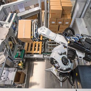 Am Ende des Verpackungsprozesses wartet ein weiterer KR Quantec, der die Firma Hauff beim Palettieren unterstützt, auf die Oberkorbrollen.(Bild:  Kuka Group)