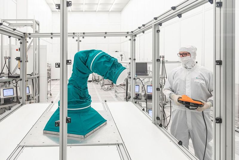 Außerdem zu sehen: Die frisch patentierte Schutzhülle 2ndscin macht beliebige, sich bewegende Automatisierungskomponenten reinraumtauglich.
 (Fraunhofer IPA / Rainer Bez)