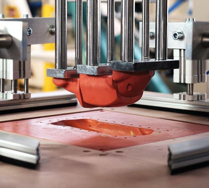 Das zweite Thema, das die ITA-Forscher auf der JEC World 2019 präsentieren, heißt Drapecube. Das Verfahren soll die Umformung textiler Halbzeuge, um so Faserpreforms zu erhalten, wesentlich günstiger machen... (ITA)