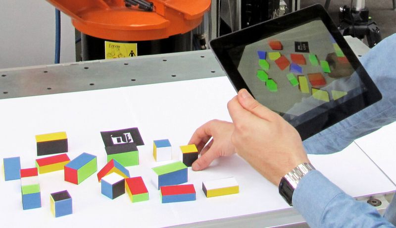 Bild 3: Gestenbasierte Definition eines Roboterprogramms durch Vormachen sowie simultanes Feedback in der Augmented Reality auf einem Tablet-PC. (Bild: IWF)