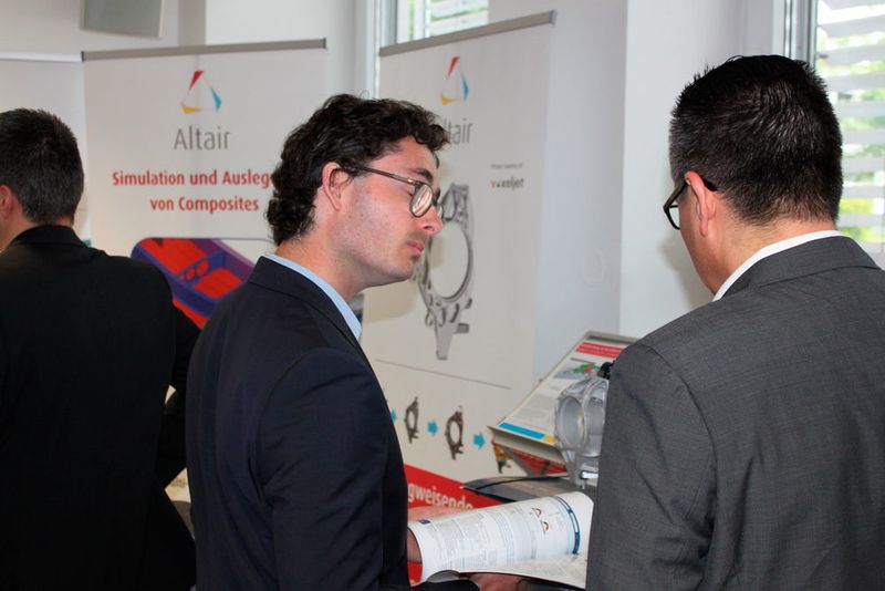 Bei einer Kaffepause konnten sich die Besucher stärken, mit den Experten diskutieren und die Ausstellung besuchen. (V. Siegl/konstruktionspraxis)