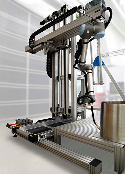 Mithilfe von Cobots können kritische oder gefährliche Prozesse automatisiert werden. Ihr Aktionsradius lässt sich mit einer zusätzlichen 7. Achse oder einem ganzen Raumportal erweitern. (Bild: RK Rose+Krieger)