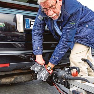 2006 machte sich Günther Nawrocki selbstständig. Seit 2013 transportiert er mit seinem Range Rover samt 3,5-Tonnen-Anhänger (Luxus-)Automobile durch halb Europa.(Bild:  Presse, PR, Social Media)