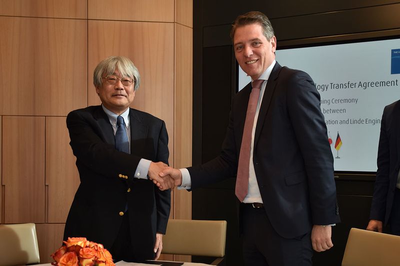Während der Vertragsunterzeichnung: Yoshitaka Arakawa, Senior Associate Director, Division General Manager, Basic Petrochemicals Divison, MCC (links) und John van der Velden, Geschäftsführer, Linde Engineering Division (rechts). (Linde Engineering)