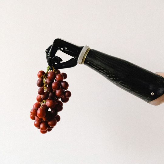 Hochmoderne robotische Hände können mithilfe biomedizinischer Technologie vieles leisten, beispielsweise Dinge anheben. (Symbolbild) Hochmoderne robotische Hände können mithilfe biomedizinischer Technologie vieles leisten, beispielsweise Dinge anheben. (Symbolbild)