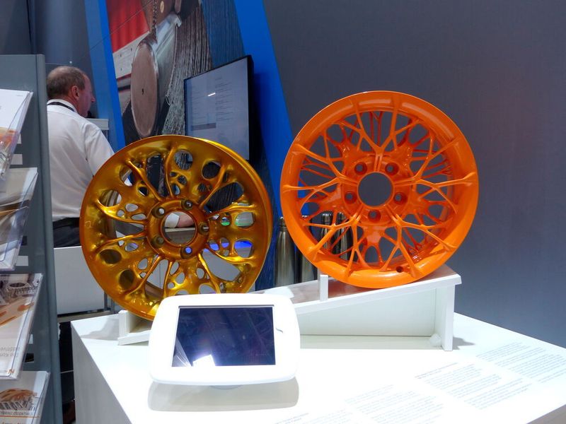 Um Konstrukteuren und Designern einen durchgehenden Workflow vom Auftragseingang bis zur Nachbearbeitung im finalen Fertigungsprozess zu ermöglichen, ist der Produktionsplaner von Link3D ab sofort mit den Autodesk-Lösungen Fusion 360 sowie Netfabb verbunden. Ein Eyecatcher am Stand von Autodesk: die generativen Felgen des neuen E-Bullys von VW.  (M. Zwettler, konstruktionspraxis)