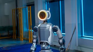 So sieht die neueste Version des Robotersystems Atlas von Boston Dynamics aus. Wer die alten Systeme kennt, dem fällt gleich auf, dass er weniger plump wirkt und einen Kopf mit Ringlicht trägt.  (Bild: Boston Robotics)