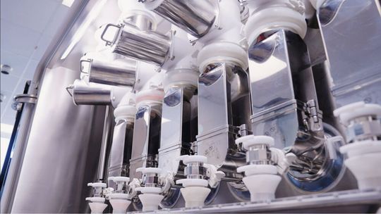 Blick auf die Dosierstationen der FE CPS  (Bild:  Fette Compacting)