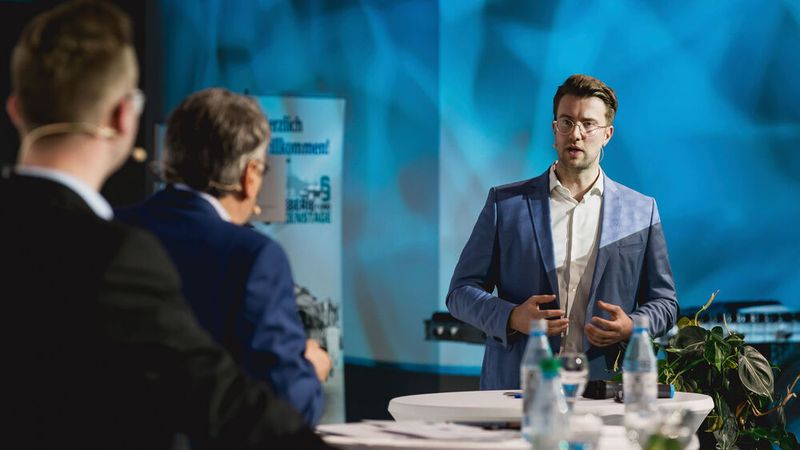 Hierbei holten sich die PPG-Spezialisten Unterstützung aus der Praxis. Max Kogelheide, operativer Leiter bei der EK Fahrzeugtechnik GmbH, berichtete, wie in seinem Betrieb gearbeitet wird. (Bild: Stefan Bausewein)