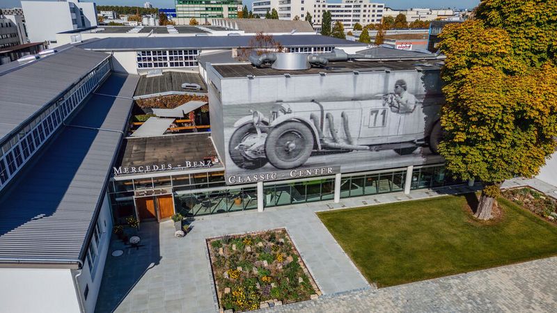 Mercedes-Benz Heritage hat das bestehende Classic Center umfangreich umgebaut, erweitert und um eine zusätzliche Halle ergänzt. Beide Komplexe zusammen haben eine Fläche von 18.000 m2, davon nimmt allein die Werkstatt 10.000 m2 ein. (Bild: Mercedes-Benz Heritage)