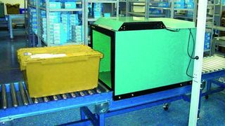 Pulkerfassung in der Pharmadistribution: Mit einem Tunnel-Lesegerät basierend auf dem PJM-Verfahren werden 200 Arzneimittelpackungen trotz Blisterverpackungen mit Aluminiumfolie und undefinierter Anordnung zu 100 Prozent erfasst (Archiv: Vogel Business Media)