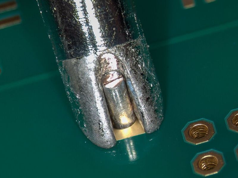 Hier umschließen zwei Lötspitzen die Pins von zu fügenden THT-Bauteilen (Through Hole Technology). (Ersa / J. Schreck)