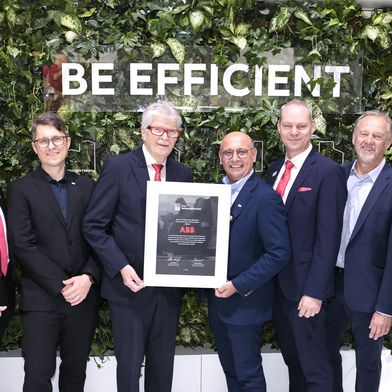 Allianz für wettbewerbsfähige elektrische Infrastruktur: Prof: Dr. Friedhelm Loh, Inhaber und Vorstandsvorsitzender der Friedhelm Loh Group, und Giampiero Frisio, President ABB Electrification (mittig v. l.). (Bild: Rittal)