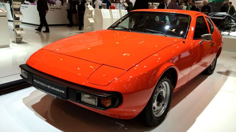 Ein VW-Auftrag, der vielleicht Porsche rettete: Aus dem EA-425-Prototyp ging 1975 der profitable Bestseller Porsche 924 hervor. Zuvor, bereits 1970, veranlasste die von Volkswagen und Porsche gemeinsam für den Vertrieb des Porsche 914 gegründete Vertriebsgesellschaft in Ludwigsburg die Entwicklung eines Nachfolgemodells. Der Sportwagen sollte kostengünstig mit einem möglichst hohen Anteil an Großserienteilen des VW/Audi-Programms produziert werden. Ziel war es, den neuen Wagen ins offizielle Verkaufsprogramm von Audi aufzunehmen. (Bild: autodrom)