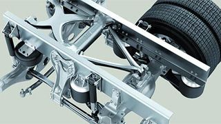 Innovative Doppel-Hinterachsaufhängung: links der Vierpunktlenker in Gussausführung als Teil eines gewichtsoptimierten Lkw-Aufhängungssystems für die hintere Doppelachse. (ZF Friedrichshafen)