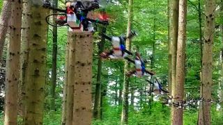 Diese Drohne fliegt mit 40 Kilometern pro Stunde autonom durch einen Wald (ihr Weg ist hier künstlich wiedergegeben). Forschende an der Universität Zürich (UZH) haben ihr KI-Funktionen gegeben, die sie auch durch unwirtlichste Gegenden sicher lavieren. (UZH)