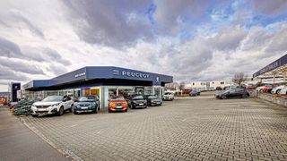 Seit dem Jahr 2000 ist Auto Bebion mit Peugeot aktiv. Hier am Standort in Reutlingen. (Bild: Martin Frey)